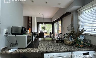 Chalet de 5 dormitorio con Cochera, jardin y pileta.