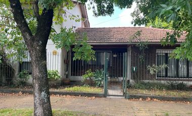 Casa en  Turdera 4 dormitorios apto credito!!