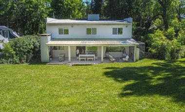 Excelente casa a estrenar en Carilo a 1 cuadra del mar