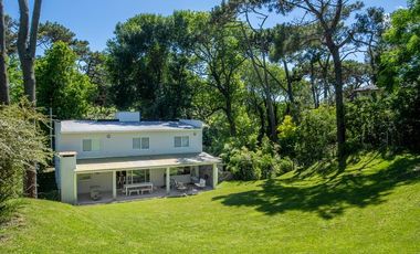 Excelente casa a estrenar en Carilo a 1 cuadra del mar