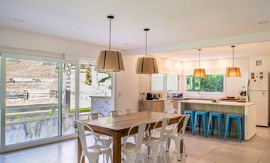 Excelente casa a estrenar en Carilo a 1 cuadra del mar