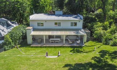 Excelente casa a estrenar en Carilo a 1 cuadra del mar