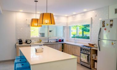 Excelente casa a estrenar en Carilo a 1 cuadra del mar