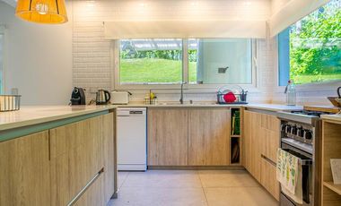 Excelente casa a estrenar en Carilo a 1 cuadra del mar