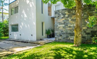 Excelente casa a estrenar en Carilo a 1 cuadra del mar