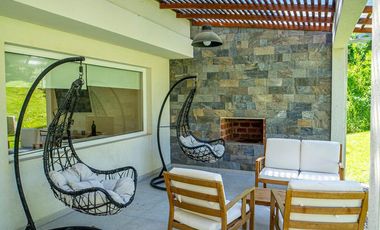 Excelente casa a estrenar en Carilo a 1 cuadra del mar