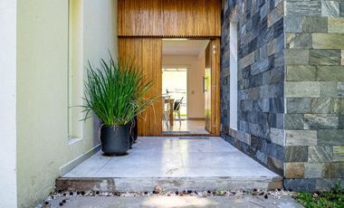 Excelente casa a estrenar en Carilo a 1 cuadra del mar