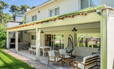 Excelente casa a estrenar en Carilo a 1 cuadra del mar