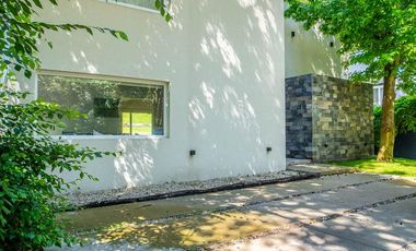 Excelente casa a estrenar en Carilo a 1 cuadra del mar