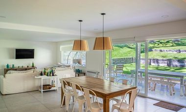 Excelente casa a estrenar en Carilo a 1 cuadra del mar