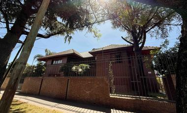 Casa en venta - 5 Dormitorios 7 Baños - Cochera - 1.150Mts2 - Ringuelet