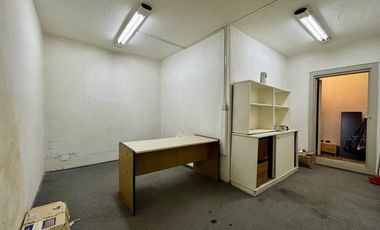 Galpón comercial sobre avenida.