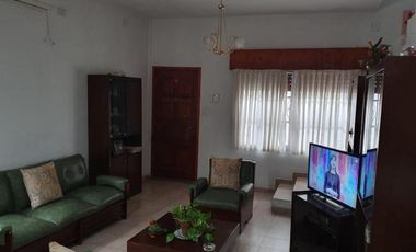 CHALET CON COCHERA PASANTE Y GALPÓN/TALLER EN LANUS