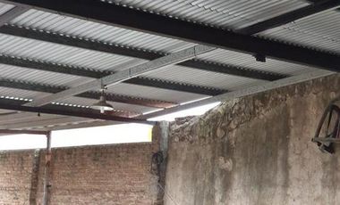 CHALET CON COCHERA PASANTE Y GALPÓN/TALLER EN LANUS