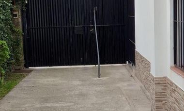 CHALET CON COCHERA PASANTE Y GALPÓN/TALLER EN LANUS