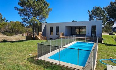Casa en venta - 4 Dormitorios 5 Baños - Cochera - 1.077Mts2 - Costa Esmeralda, Pinamar
