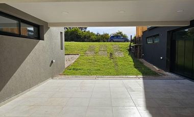 Casa en venta - 4 Dormitorios 5 Baños - Cochera - 1.077Mts2 - Costa Esmeralda, Pinamar