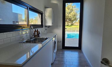 Casa en venta - 4 Dormitorios 5 Baños - Cochera - 1.077Mts2 - Costa Esmeralda, Pinamar