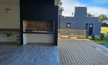 Casa en venta - 4 Dormitorios 5 Baños - Cochera - 1.077Mts2 - Costa Esmeralda, Pinamar
