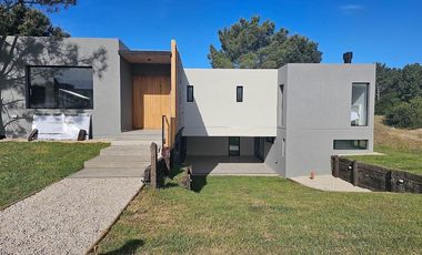 Casa en venta - 4 Dormitorios 5 Baños - Cochera - 1.077Mts2 - Costa Esmeralda, Pinamar