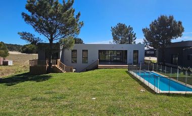 Casa en venta - 4 Dormitorios 5 Baños - Cochera - 1.077Mts2 - Costa Esmeralda, Pinamar