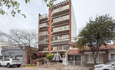 Depto 3 amb.  al frente con balcón y terraza propia. Cochera cubierta. Chauvin.