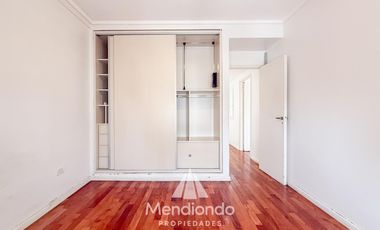 Depto 3 amb.  al frente con balcón y terraza propia. Cochera cubierta. Chauvin.