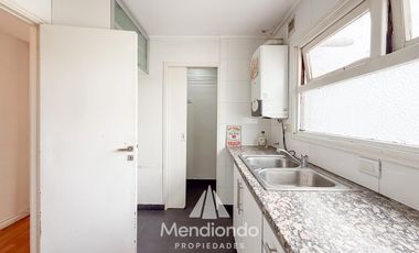 Depto 3 amb.  al frente con balcón y terraza propia. Cochera cubierta. Chauvin.