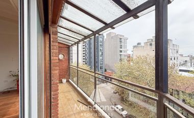 Depto 3 amb.  al frente con balcón y terraza propia. Cochera cubierta. Chauvin.