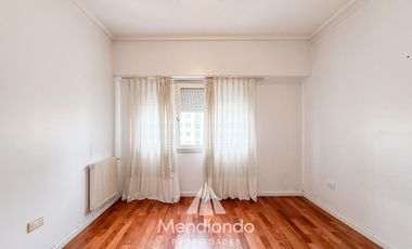 Depto 3 amb.  al frente con balcón y terraza propia. Cochera cubierta. Chauvin.