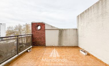 Depto 3 amb.  al frente con balcón y terraza propia. Cochera cubierta. Chauvin.