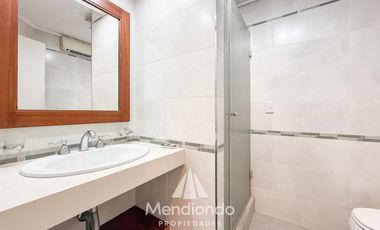 Depto 3 amb.  al frente con balcón y terraza propia. Cochera cubierta. Chauvin.