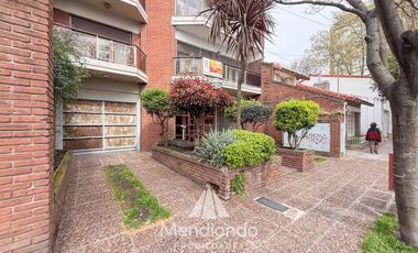 Depto 3 amb.  al frente con balcón y terraza propia. Cochera cubierta. Chauvin.