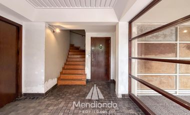 Depto 3 amb.  al frente con balcón y terraza propia. Cochera cubierta. Chauvin.