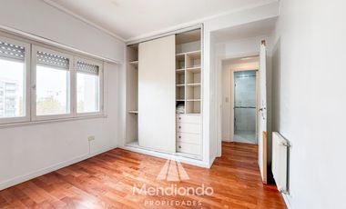 Depto 3 amb.  al frente con balcón y terraza propia. Cochera cubierta. Chauvin.