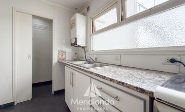 Depto 3 amb.  al frente con balcón y terraza propia. Cochera cubierta. Chauvin.