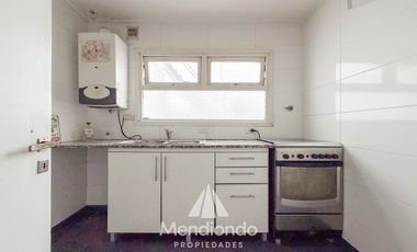 Depto 3 amb.  al frente con balcón y terraza propia. Cochera cubierta. Chauvin.