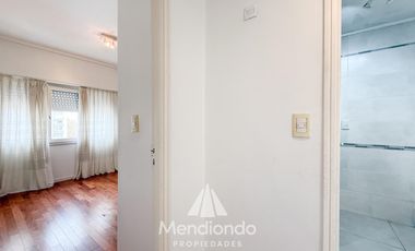 Depto 3 amb.  al frente con balcón y terraza propia. Cochera cubierta. Chauvin.