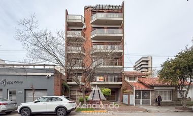Depto 3 amb.  al frente con balcón y terraza propia. Cochera cubierta. Chauvin.
