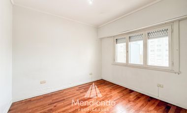 Depto 3 amb.  al frente con balcón y terraza propia. Cochera cubierta. Chauvin.