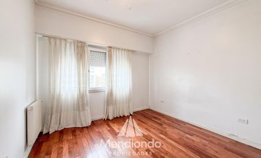 Depto 3 amb.  al frente con balcón y terraza propia. Cochera cubierta. Chauvin.