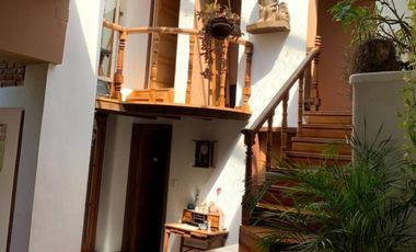 CASA EN VENTA 5 AMBIENTES CON PILETA PERMUTA VICENTE LOPEZ