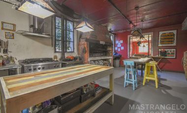 Una Joya de Época con Escalinata de Mármol y Fachada de Ensueño