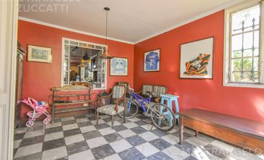 Una Joya de Época con Escalinata de Mármol y Fachada de Ensueño