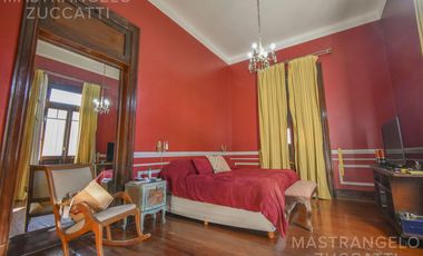 Una Joya de Época con Escalinata de Mármol y Fachada de Ensueño