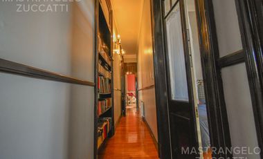 Una Joya de Época con Escalinata de Mármol y Fachada de Ensueño