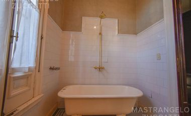 Una Joya de Época con Escalinata de Mármol y Fachada de Ensueño