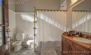 Una Joya de Época con Escalinata de Mármol y Fachada de Ensueño