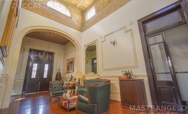 Una Joya de Época con Escalinata de Mármol y Fachada de Ensueño