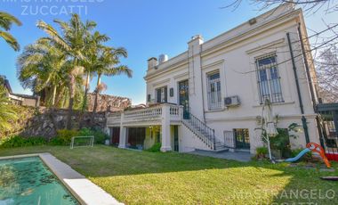Una Joya de Época con Escalinata de Mármol y Fachada de Ensueño